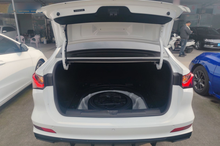 荣威i5 2023款 1.5L 手动舒享版机舱底盘23