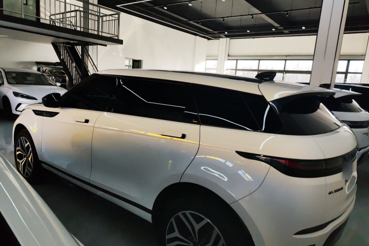 路虎 2024款 揽胜极光L SE 驭光尊耀版车身外观6005