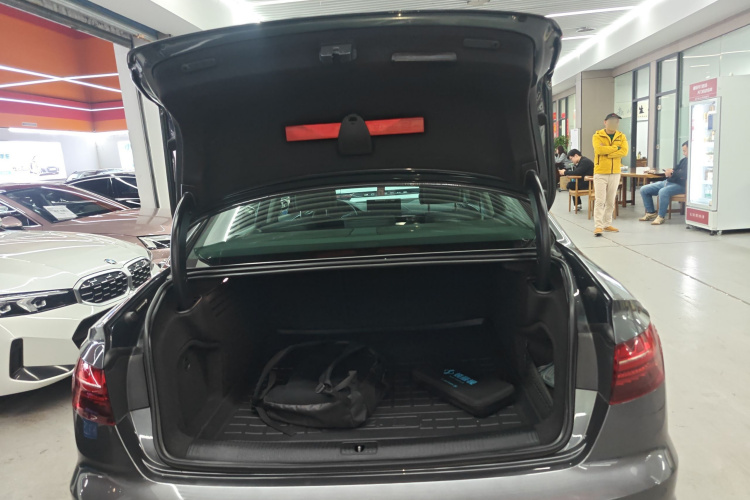 奥迪A4L 2022款 40 TFSI 时尚动感型机舱底盘23