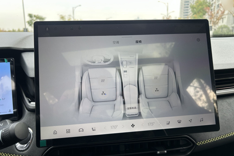 领克03 2025款 1.5TD DCT冠军版Pro中控内饰7004