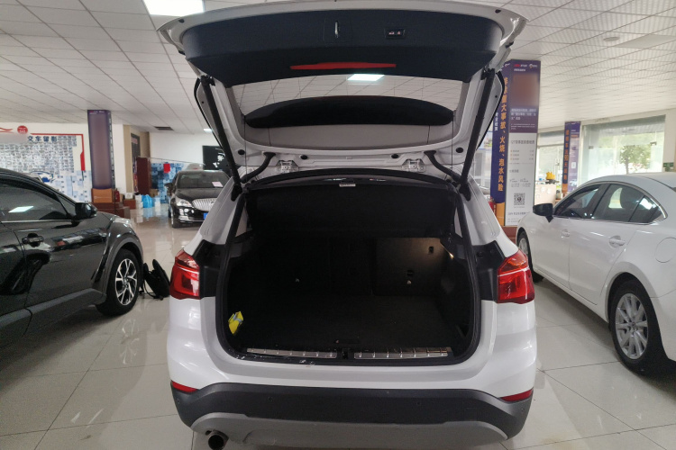 宝马X1 2019款 sDrive18Li 时尚型机舱底盘23