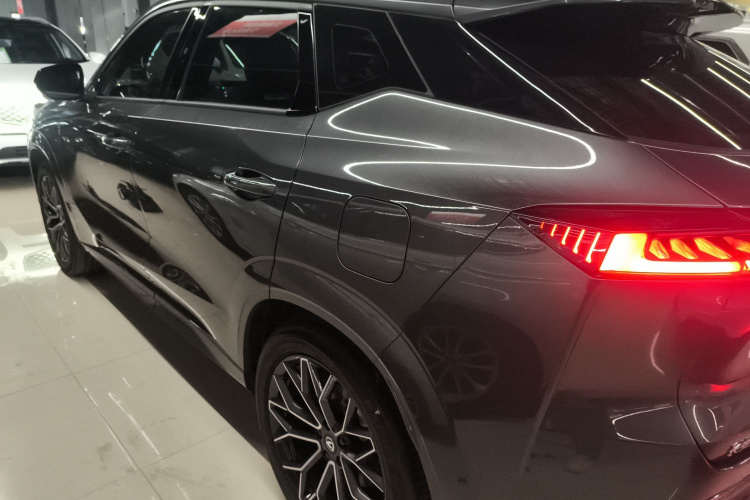 长安UNI-Z 2025款 1.5T 尊贵型车身外观6003