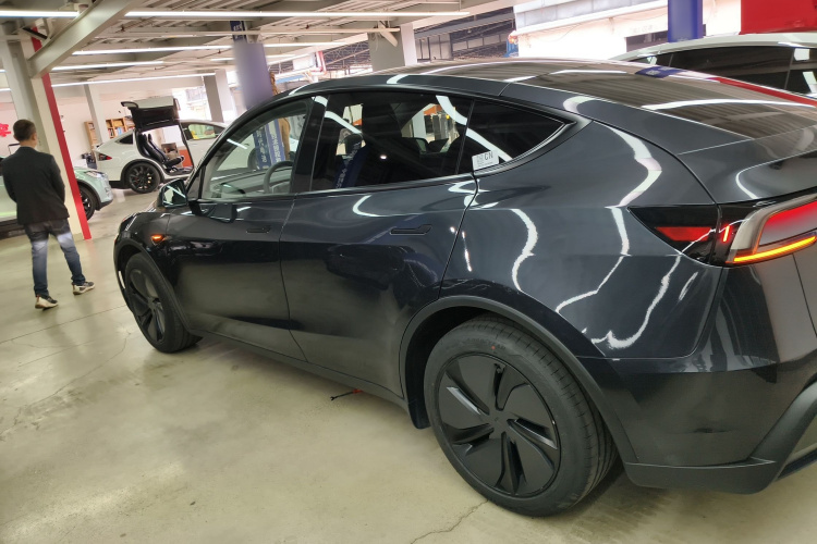 特斯拉 Model Y 2025款 后轮驱动版车身外观4