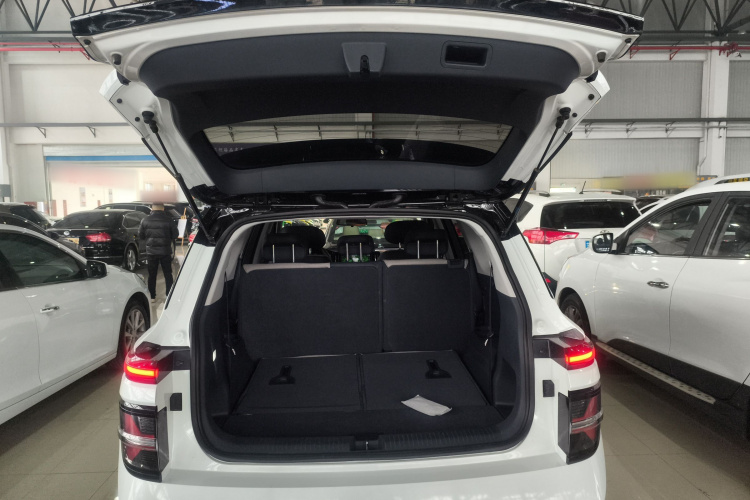 宝骏RM-5 2019款 1.5T CVT 24小时在线豪华型 7座机舱底盘23