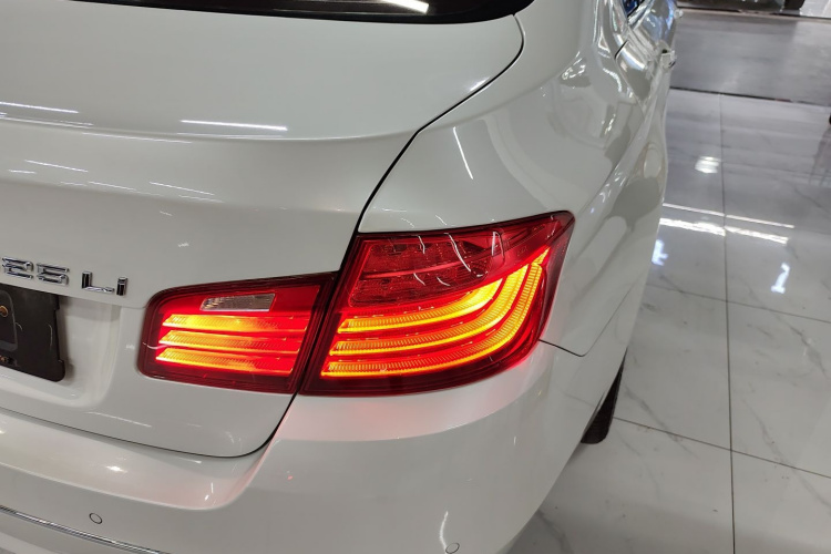 宝马5系 2014款 525Li 豪华设计套装车身外观9