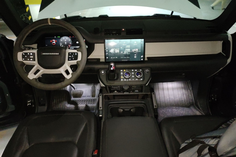 路虎卫士 2024款 90 2.0T P300 S中控内饰12