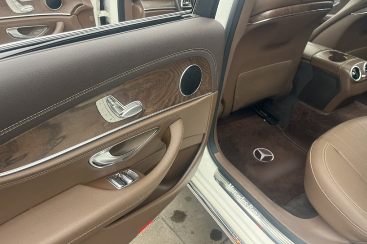 奔驰E级 2019款 E 300 L 时尚型中控内饰7009