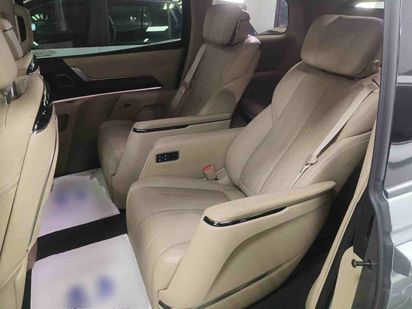 别克世纪宽敞的第二排独立航空座椅