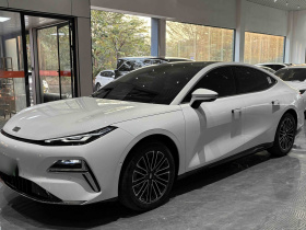 吉利银河 银河星耀8 2025款 130km EM-i 尊享版