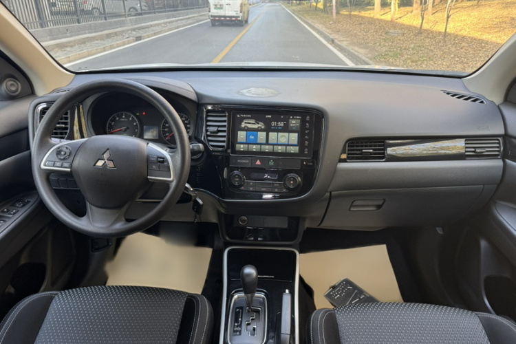 三菱 欧蓝德 2021款 2.0L 两驱畅行版 5座车身外观6013