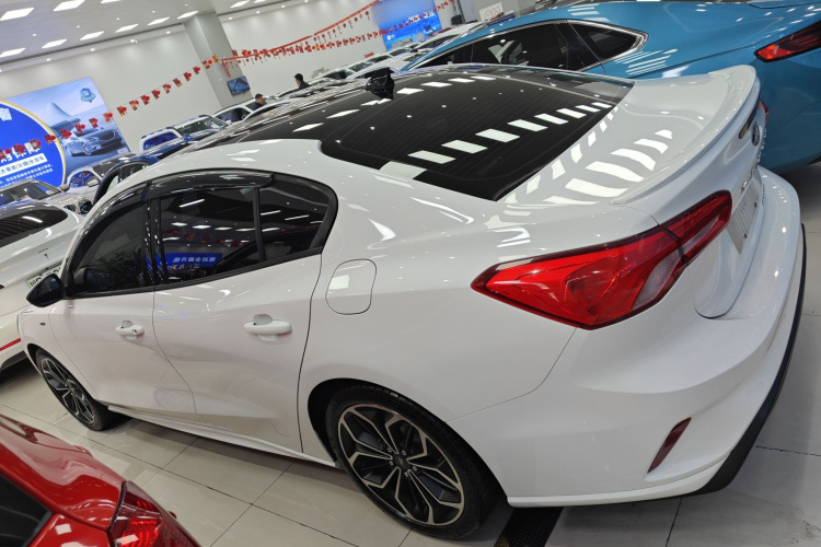 福特 福克斯 2020款 三厢 EcoBoost 180 自动ST Line车身外观6003