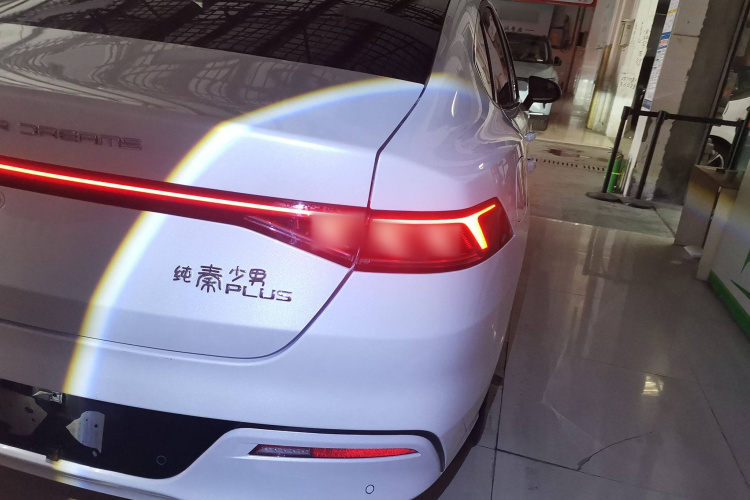 比亚迪 秦PLUS 2024款 荣耀版 EV 510KM领先型车身外观9