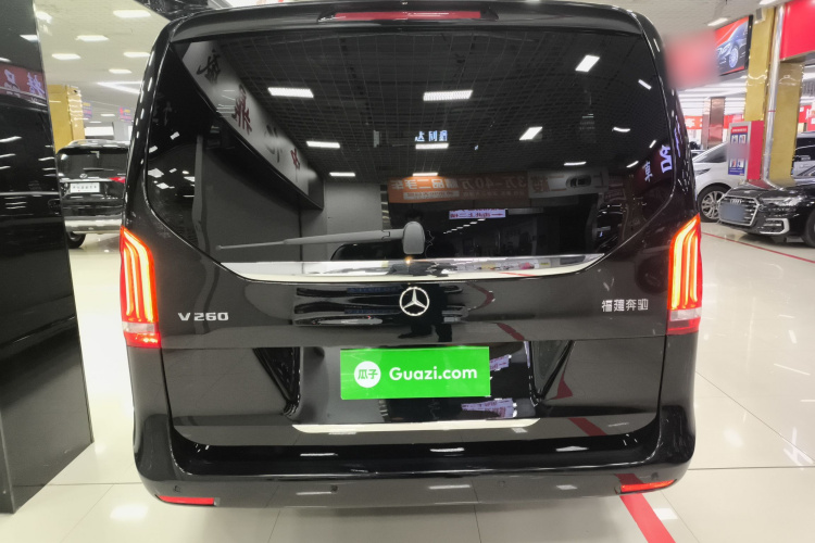奔驰V级 2022款 V 260 尊贵版车身外观6