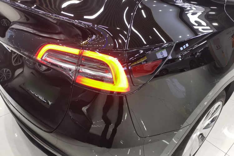 特斯拉 Model Y 2021款 长续航全轮驱动版车身外观9