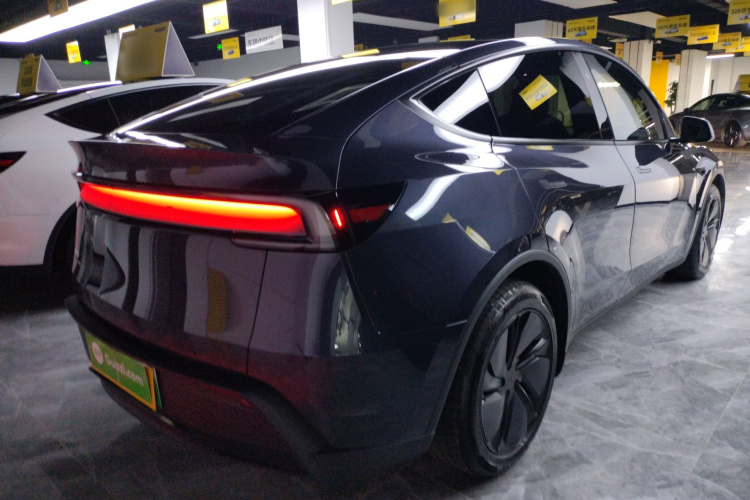 特斯拉 Model Y 2025款 长续航全轮驱动版车身外观7