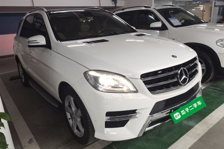 奔驰M级 2014款 ML 400 4MATIC动感型车身外观3