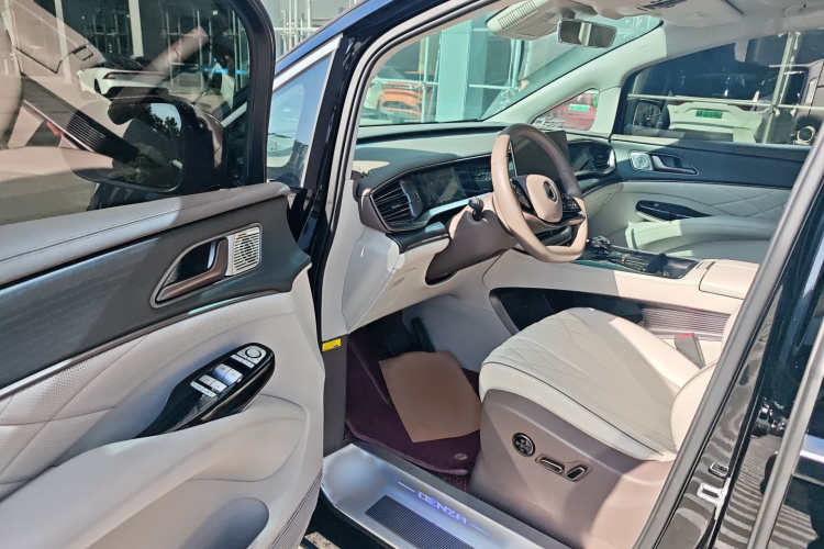 腾势D9 2022款 DM-i 970 四驱尊荣型中控内饰7003