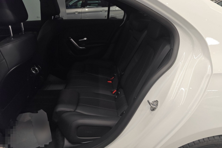 奔驰A级 2023款 A 200 L 动感型中控内饰21