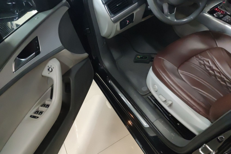 奥迪A6L 2015款 TFSI 百万纪念智领型中控内饰7003