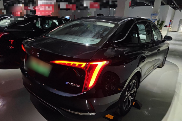 红旗E-QM5 2023款 改款 基础出行版车身外观7