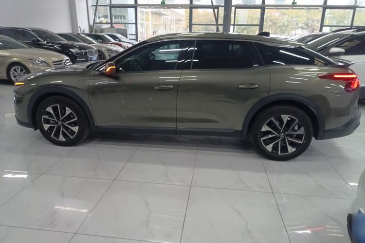 雪铁龙 凡尔赛C5 X 2023款 1.6T 势不凡车身外观6003