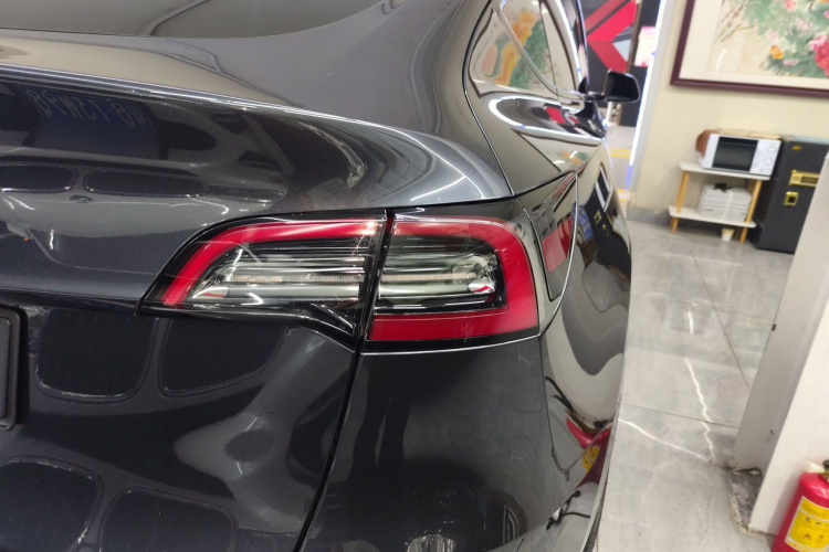 特斯拉 Model Y 2024款 长续航全轮驱动版车身外观9