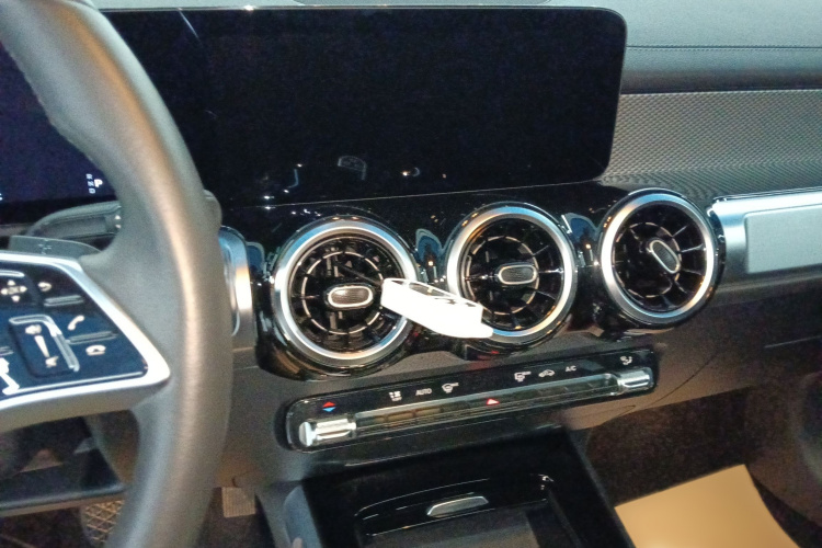 奔驰GLB 2024款 GLB 200 动感型局部细节16