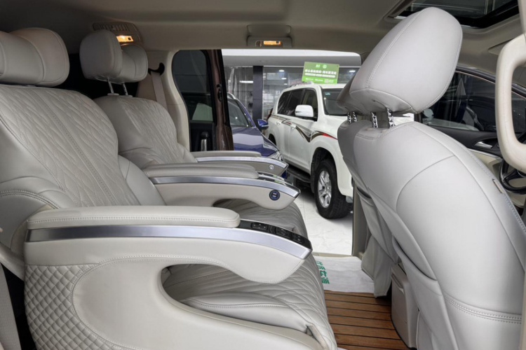 别克GL8 2018款 28T 尊贵型 国VI中控内饰7008