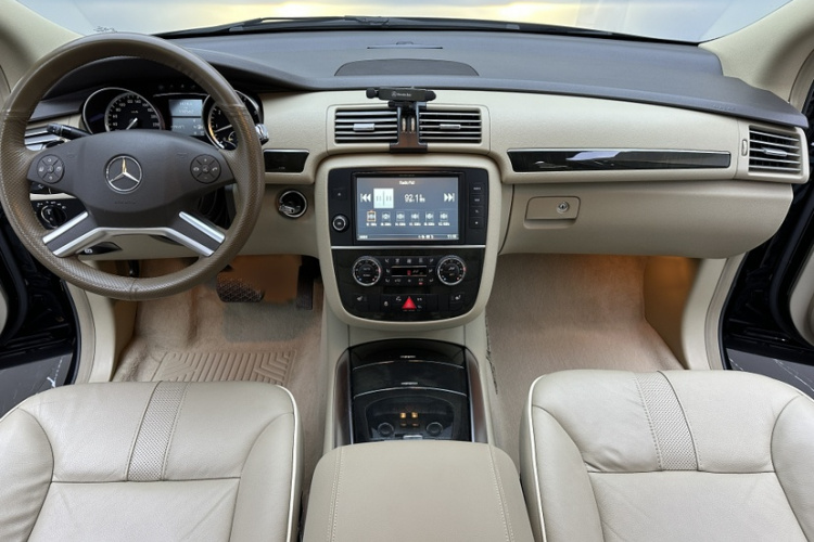 奔驰R级 2017款 R 320 4MATIC 商务型臻藏版中控内饰7008