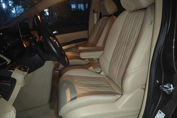 别克GL8 2023款 陆上公务舱 智慧尊贵型中控内饰19