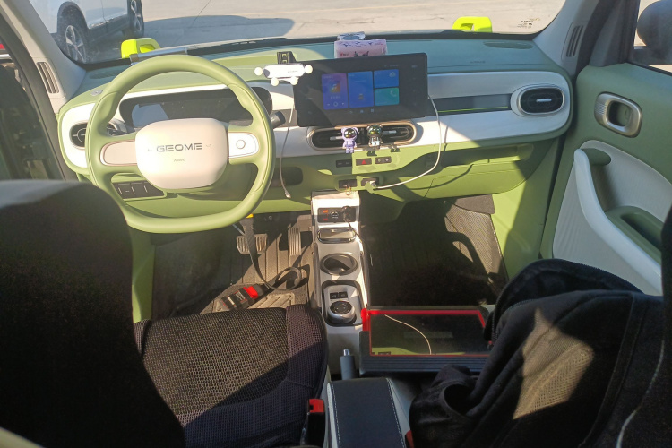 吉利银河 2025款 210km 熊猫骑士中控内饰7002