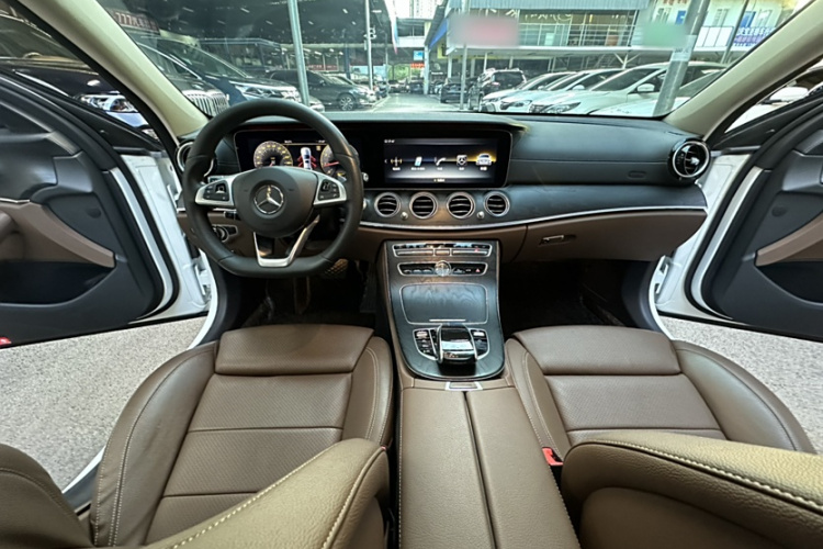 奔驰E级 2018款 改款 E 200 L 运动型中控内饰7011