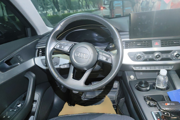 奥迪A4L 2022款 40 TFSI 时尚动感型中控内饰13