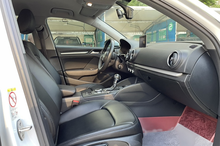 奥迪A3 2019款 Sportback 35 TFSI 进取型 国V中控内饰7003