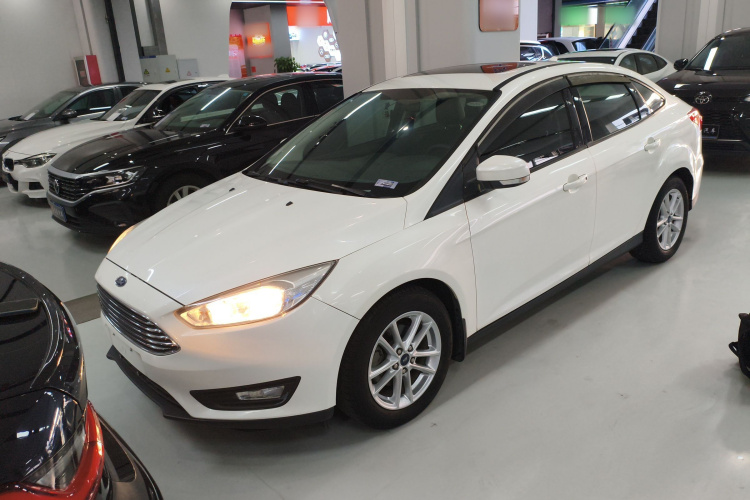 福特 福克斯 2018款 三厢经典 1.6L 自动风尚型智行版车身外观1