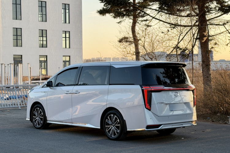 广汽传祺 传祺M8 2024款 大师系列 400T 至尊版车身外观6004