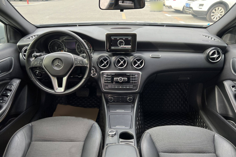 奔驰A级(进口) 2013款 A 180 时尚型中控内饰7002