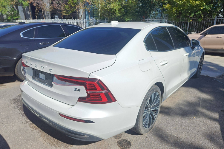 沃尔沃S60 2024款 B4 智远豪华版车身外观7