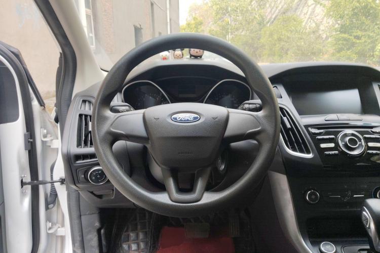 福特 福克斯 2018款 两厢经典 1.6L 自动舒适型智行版中控内饰13