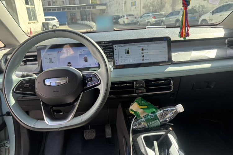 吉利几何E萤火虫 2024款 401km 萤光中控内饰7004