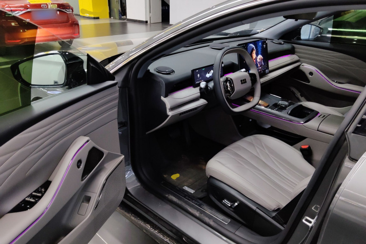 吉利银河 银河星耀8 2025款 130km EM-i 尊享版中控内饰20