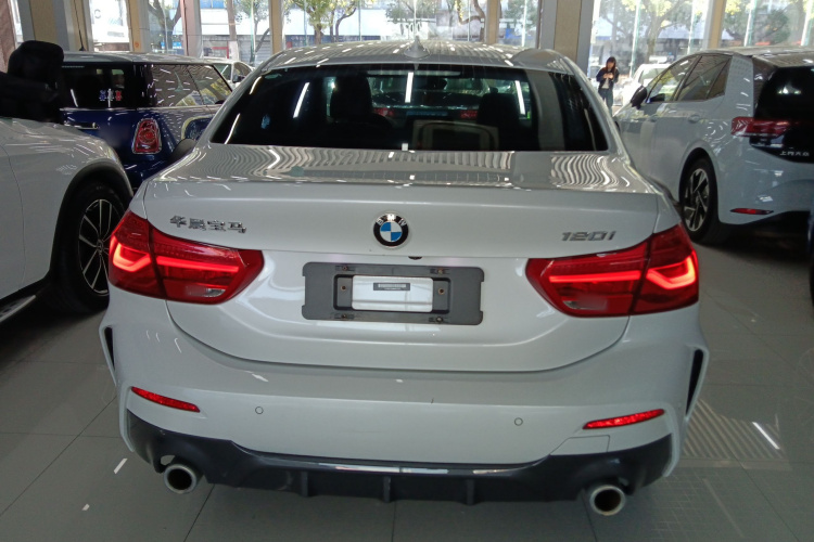 宝马1系 2022款 120i M运动版车身外观6004