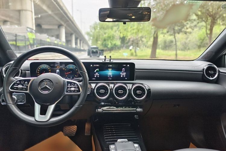奔驰A级 2020款 改款 A 180 L 运动轿车中控内饰7004