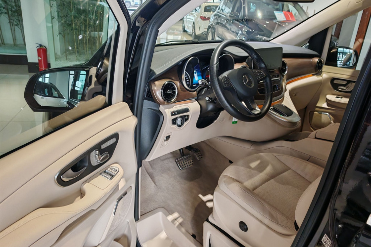 奔驰V级 2020款 V 260 L 长轴距豪华版中控内饰7001