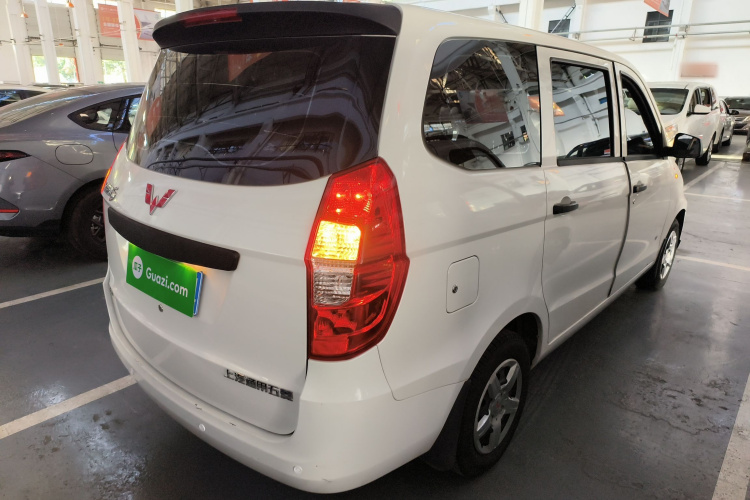 五菱汽车 五菱宏光 2015款 1.2L S 基本型国V车身外观7