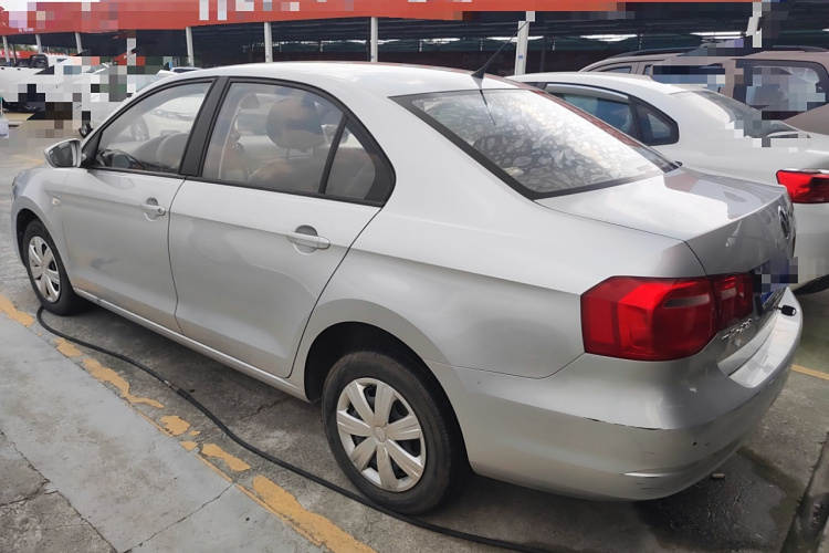 大众 捷达 2013款 1.6L 手动时尚型车身外观4