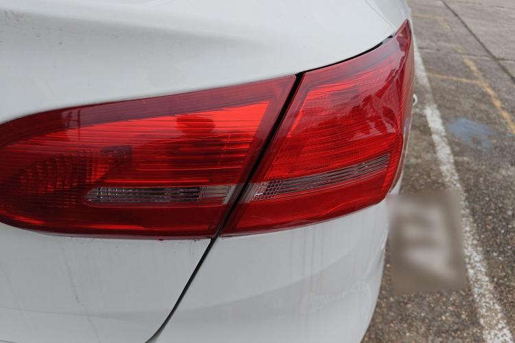 福特 福克斯 2018款 三厢经典 1.6L 自动舒适型智行版车身外观9