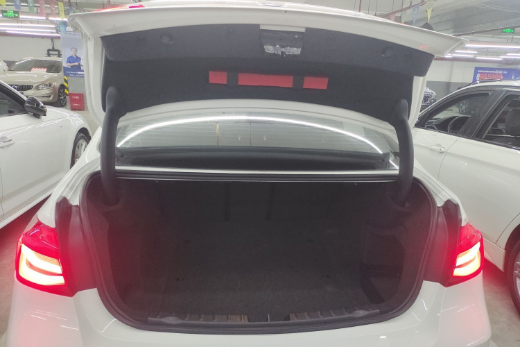 宝马3系 2019款 320i M运动曜夜版机舱底盘23