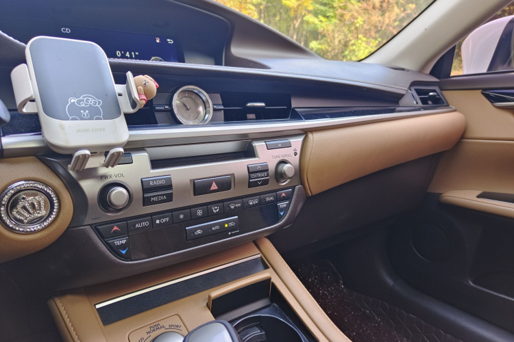 雷克萨斯ES 2015款 300h 舒适版局部细节16