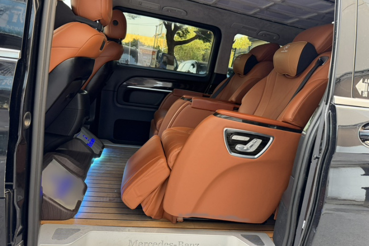 奔驰V级 2018款 V 260 领航版 国VI中控内饰7010